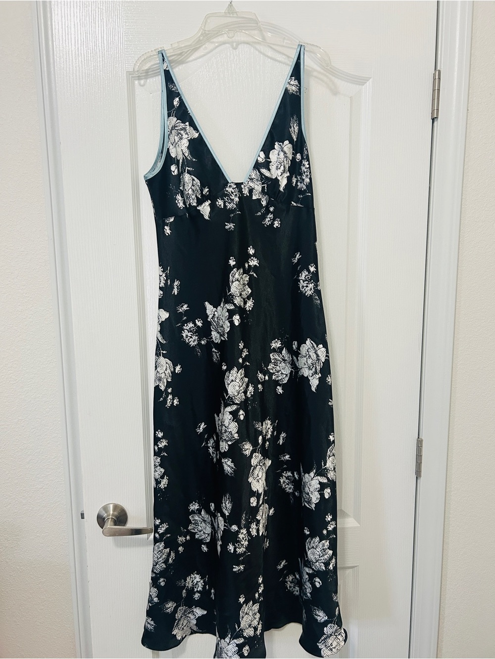 Jones New York Black Floral V-Neck Chemise